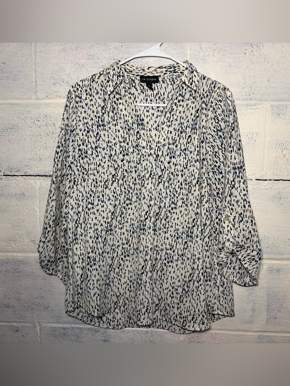 I.N. Studio Cream & Navy Printed V-Neck Blouse size M